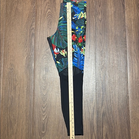 🔥🔥🔥Nike Blue and Green Leggings with Vibrant Print Size Medium🔥🔥🔥 - Picture 5 of 7